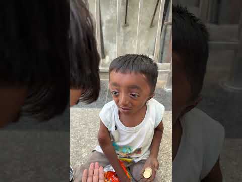 8 साल की उम्र में भीख माँग रहा है बच्चा 😭🙏🏻😢 #youtube #viralvideo #new #helping