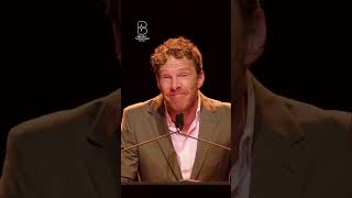 Benedict Cumberbatch lê carta de reclamação de Rik Mayall à Band Aid, escrita a Bob Geldolf em 1984