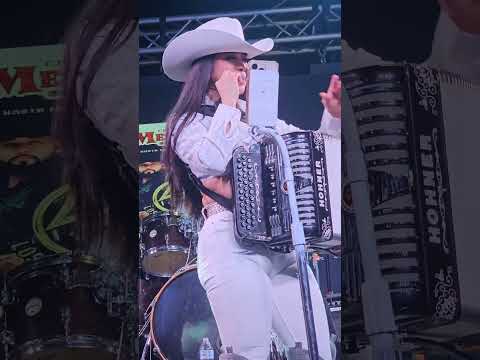 Hermosa y Talentosa Acordeonista
