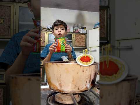 بلونه يسوي اندومي 😂🍝
