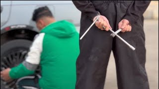 مكانيكي يستخدم حيله ذكيه لاخذ المال 
