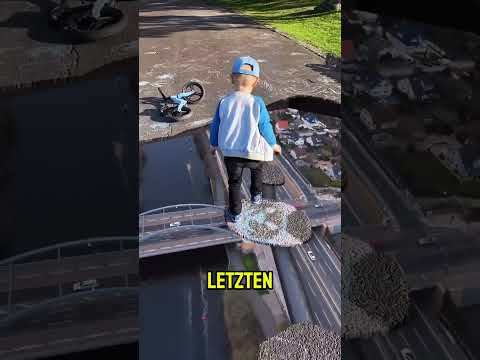 Der Junge macht den letzten Sprung 😰