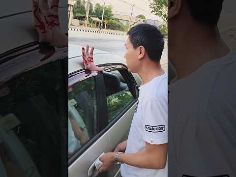 ช่วยด้วยๆ ประตูหนีบมือขาด ต้องใช้รถแมคโครงัดประตูรถ😂
