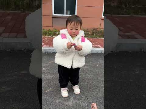 善良的小宝宝帮助老爷爷! #实用好物#好物推荐 #funny