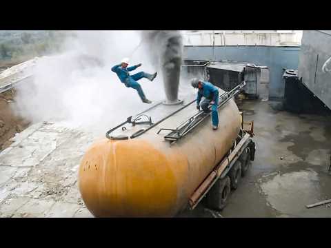 COMPLETOS IDIOTAS NO TRABALHO FLAGRADOS PELAS CÂMERAS