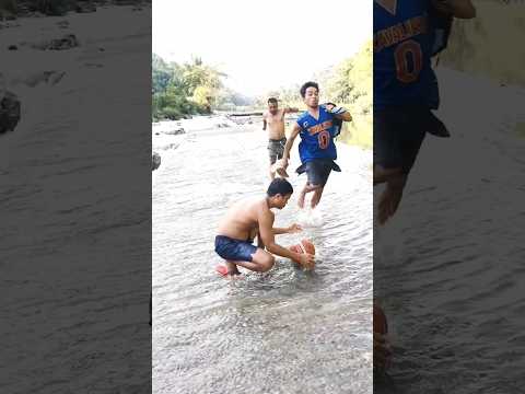 Sino Kaya Humahabol sakanilang Tatlo
