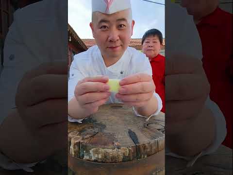 China’s Chef King Shows Amazing Cutting Skills with Knife Sculpting