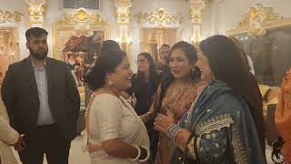 Ye Kiski shadi me invited hu me 😊