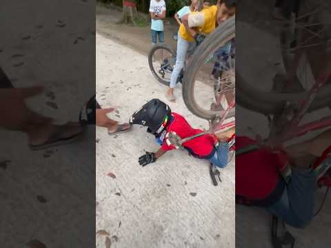 ছোট বাচ্চার মা দিল চ্যালেঞ্জ!!😱😱 #shorts #ytviral #automobile #stunt #shots #shortsfeed #cycling