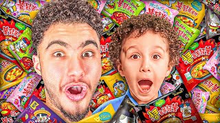 خليت اخويا الصغير ياكل اندومي كوري لأول مرة ( عمره 8 سنين )
