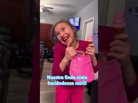 Nuestra nieta haciéndonos reír!!! #family