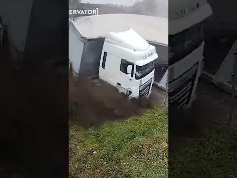 Ciężarówka wpada w poślizg