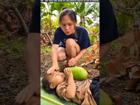 The girl picked up the mango~🥭😱#shorts