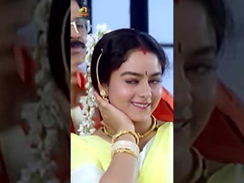 అటు ఇల్లాలిని ఇటు ప్రియురాలిని చాలా తెలివిగా మేనేజ్ చేసాడు 😆 | Venkatesh | #Comedy | #YouTubeShorts