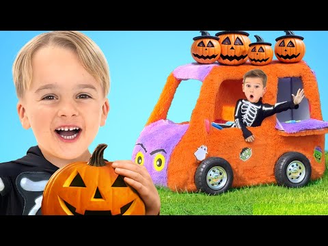 बच्चा हैलोवीन ट्रिक या ट्रीट खेलता है