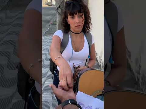 Milionário dá violão cheio de dinheiro para mulher bonita na rua e some