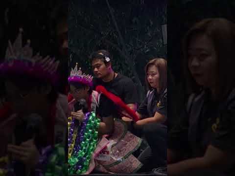 แฟนเพลงต่อแถว ให้มาลัยน้องต้นข้าว