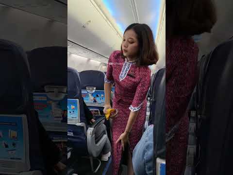 Pramugari Cantik Lion Air Lagi Safety Demonstration dalam Pesawat Boeing 737-800NG