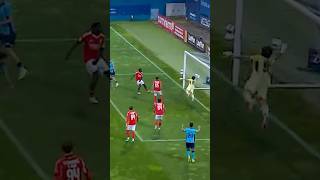 Esta defesa de Diogo Ferreira foi absurda 😱 #benfica #slb #viralvideo #football #shorts #fyp #yt