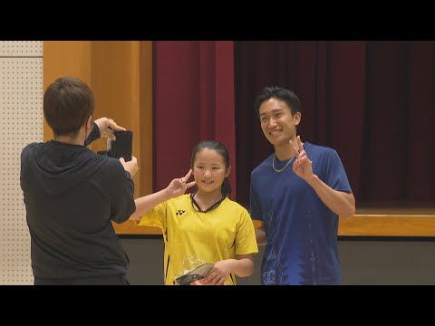 桃田賢斗選手 地元でファンと交流 エキシビションマッチの解説も 香川・三豊市