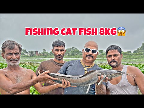 AAJ HUMNE /TALAB ME /8KG KA CAT FISH /PAKDA/😱. #fishing #catfish #chickenlegpiece