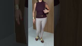 Vídeo adicional 7 do item Regata Maya Wavy - Marrom - Minimalismo com Textura e Gola Alta Sofisticada