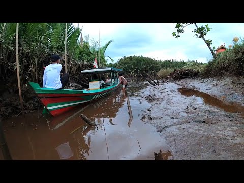 Nyaris batal mancing, prahu kandas saat air surut disertai hujan angin sangat deras