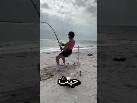 انتقم هذا الشاب من القرش الذي كان سيأكله! 😦