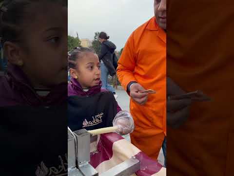 بائعه القصب تجبر بخاطر عامل النظافه