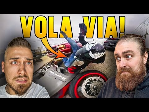 GLI TAGLIA LA STRADA E VOLA VIA DALLA MOTO!😱 - SPAVALD LATE MOTORShow