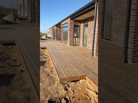 Thermowood - her ser i en terrasse med Thermowood