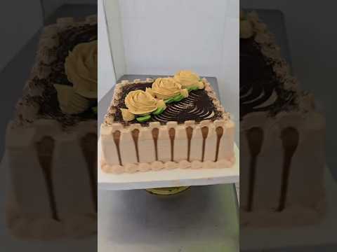 idea de decoracion de pastel cuadrado con ganache y dulce de leche