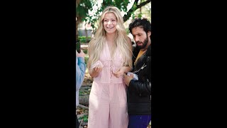 Influencer ofrece dinero a una mujer casada delante de su esposo.