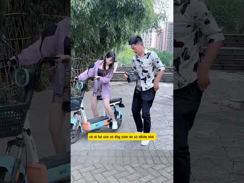 cô gái bị kẻ gian gài bẫy lấy mất số tiền may mắn có cô bé nhìn thấy đã giúp cô lấy lại số tiền.