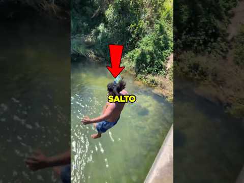 este salto esta prohibido en todas las piscinas del mundo! 🏊🏼♂️🤯 #shorts