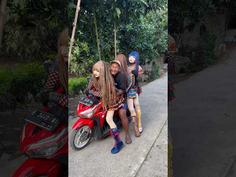 Cowo ganteng naik motor bawa tiga cewe cantik