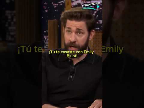 Un agente de aduanas increpa a John Krasinski por casarse con Emily Blunt 😳 #actor #interview