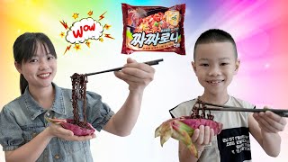Hai Chị Em Ăn Mì Tương Đen Trong Vỏ Trái Thanh Long ❤ BIBI TV ❤