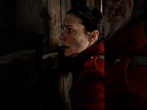 Facing the enemy's pursuit, I hid in the tree...#shelter #shorts #snow