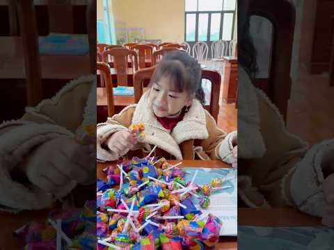 Adorable little girl giving candy to everyone ❤️👧 #trending #girl #viralvideo #shortsvideo