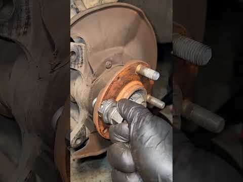 MECHANIC TRICKS AND TIPS/WHEEL STUD INSTALLATION #automobile #automotive #shortsvideo #shorts #short