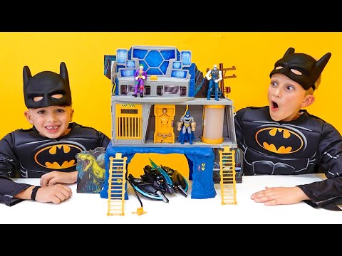 Vlad ve Niki, Batman taklidi yapıyor ve Batman oyuncaklarıyla oynuyor