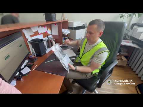 Поліція Києва спільно із СБУ викрила групу аферистів, які намагались привласнити приватне аграрне підприємство та його 1500 ділянок землі  по всій країні