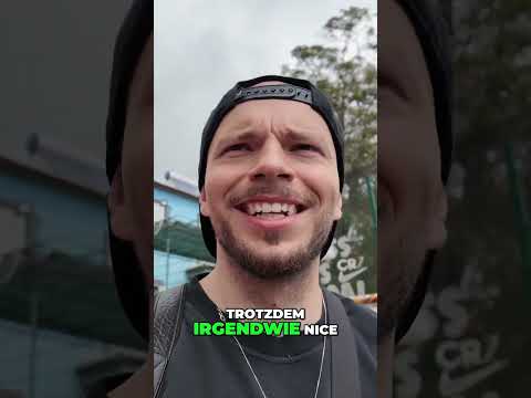 Holzi besucht den ersten Fußball Platz von Ronaldo CR7 #shorts