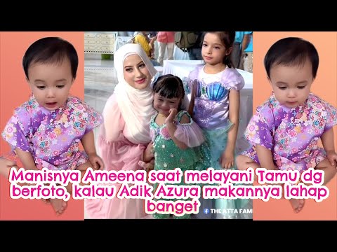 Manisnya Ameena saat melayani tamu dengan berfoto, kalau Adk Azura lahap bgt makannya #ameenaatta