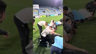 🎥 في الإسماعيلية ⚽️🔵 احتفال لاعبي #بيراميدز بلقب الدوري وبكاء وسجود يورتشيتش ⚽️🏆