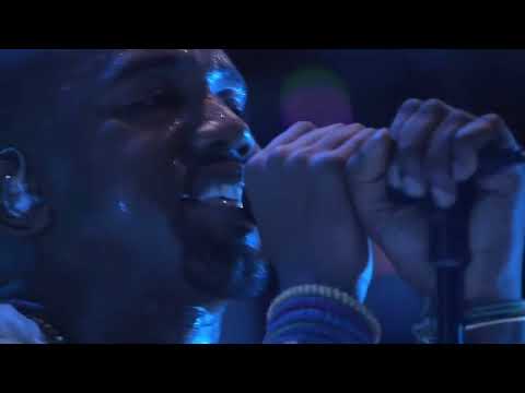 Kanye West - Flashing Lights (Live from Coachella 2011)
