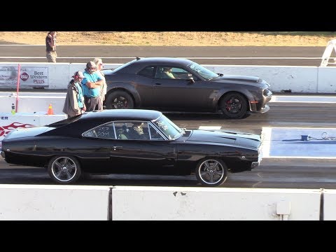 Legendary Charger R/T vs Dodge Demon - 1/4 mile drag race