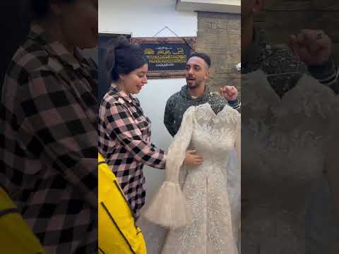 زوج يفعل شي غريب في محل الفساتين😳
