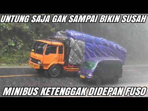 Hujan Deras Ditanjakan Batununggul, Truk Tronton Hino Isuzu Giga Fuso Muatan Berat Nanjak Merayap